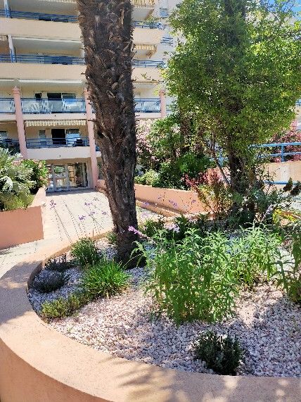 FREJUS PLAGE STUDIO T1 200M PLAGES COMMERCES PISCINE STANDI