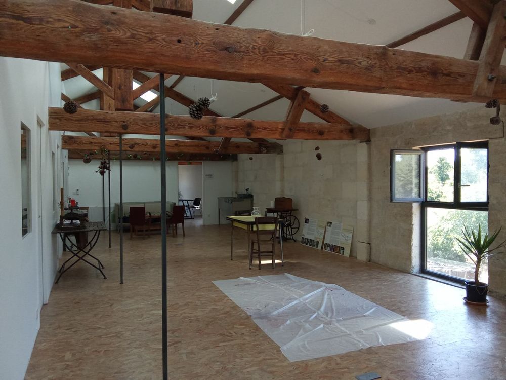 d'ateliers pour artisans ou artistes dans un bâtime