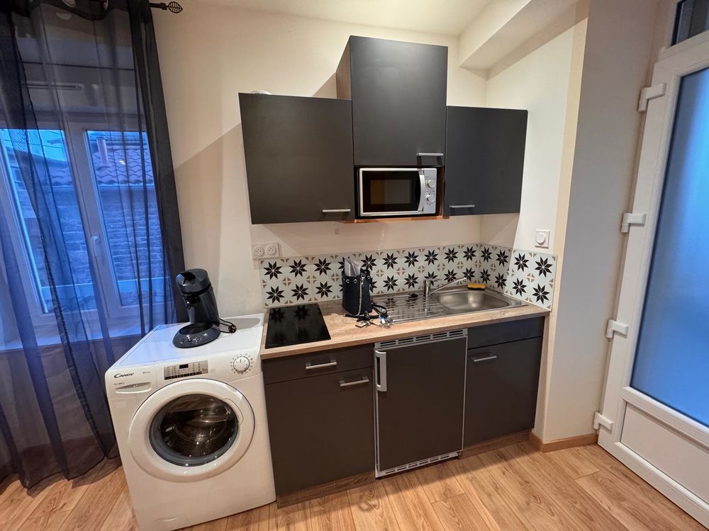 STUDIO MEUBLÉ 21 M2 AVEC PLACE DE PARKING ET CAVE.