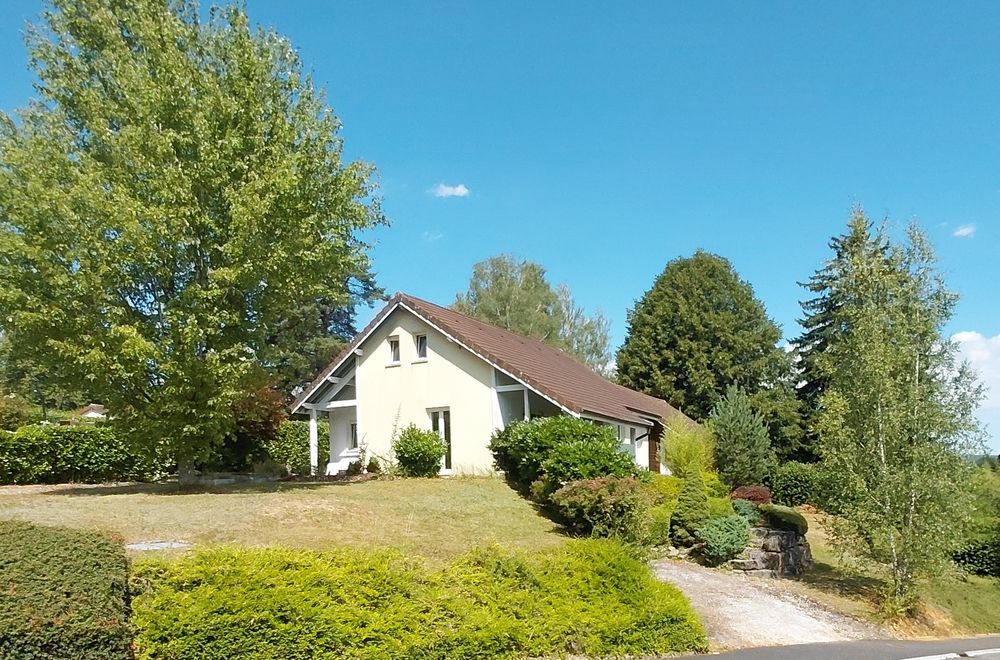 Maison familiale, verdure et piscine.