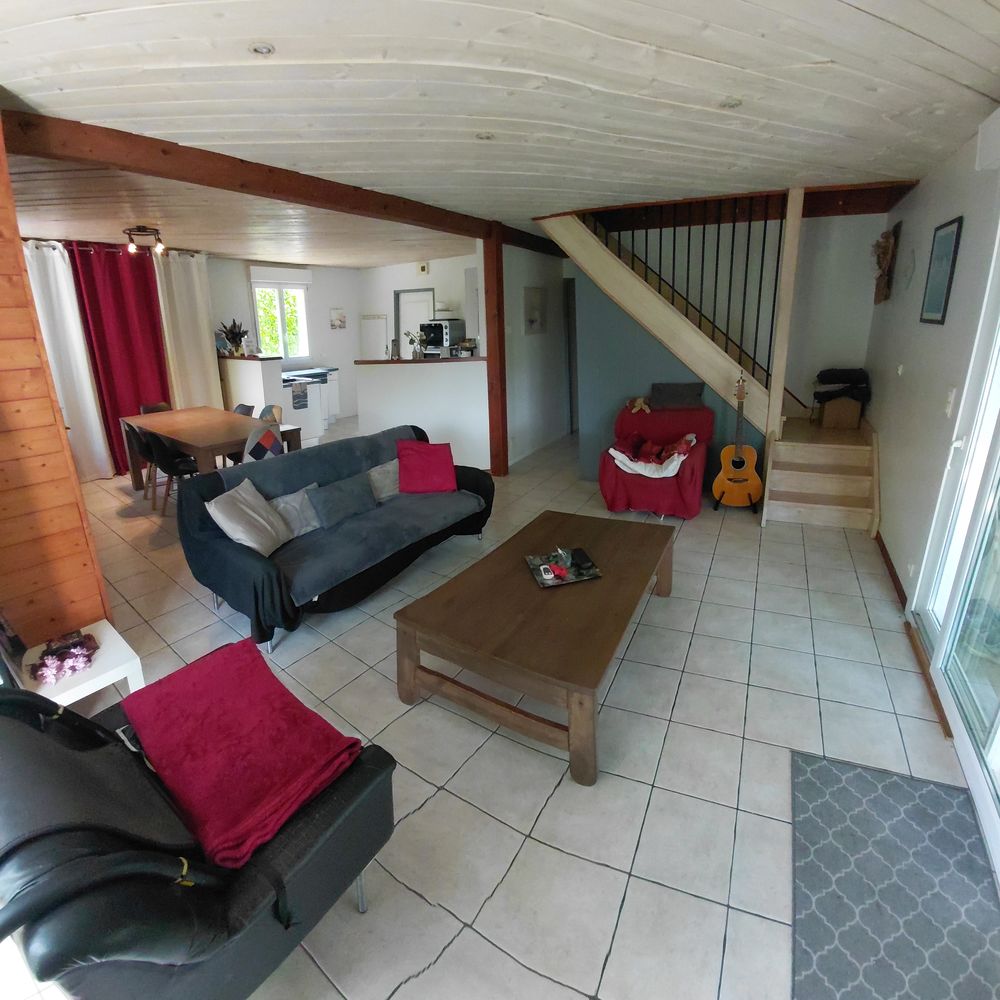 Maison familiale, verdure et piscine.