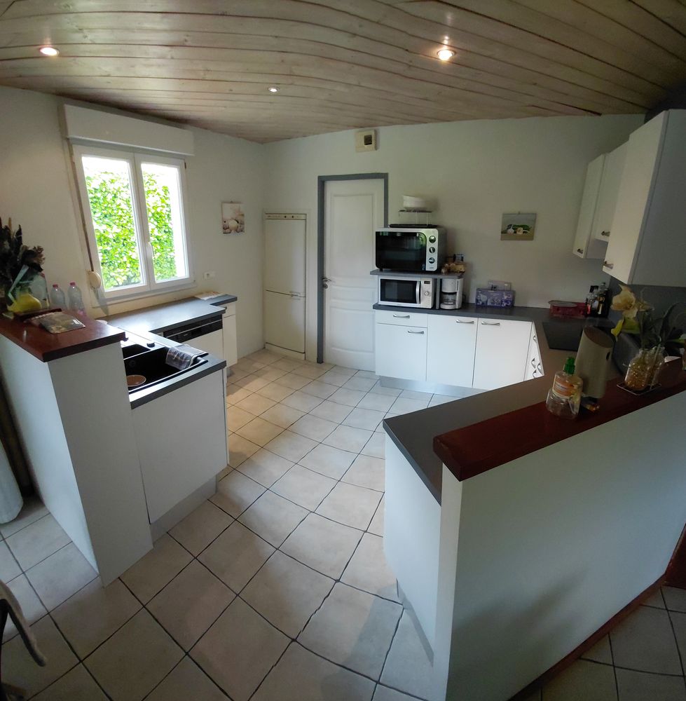 Maison familiale, verdure et piscine.