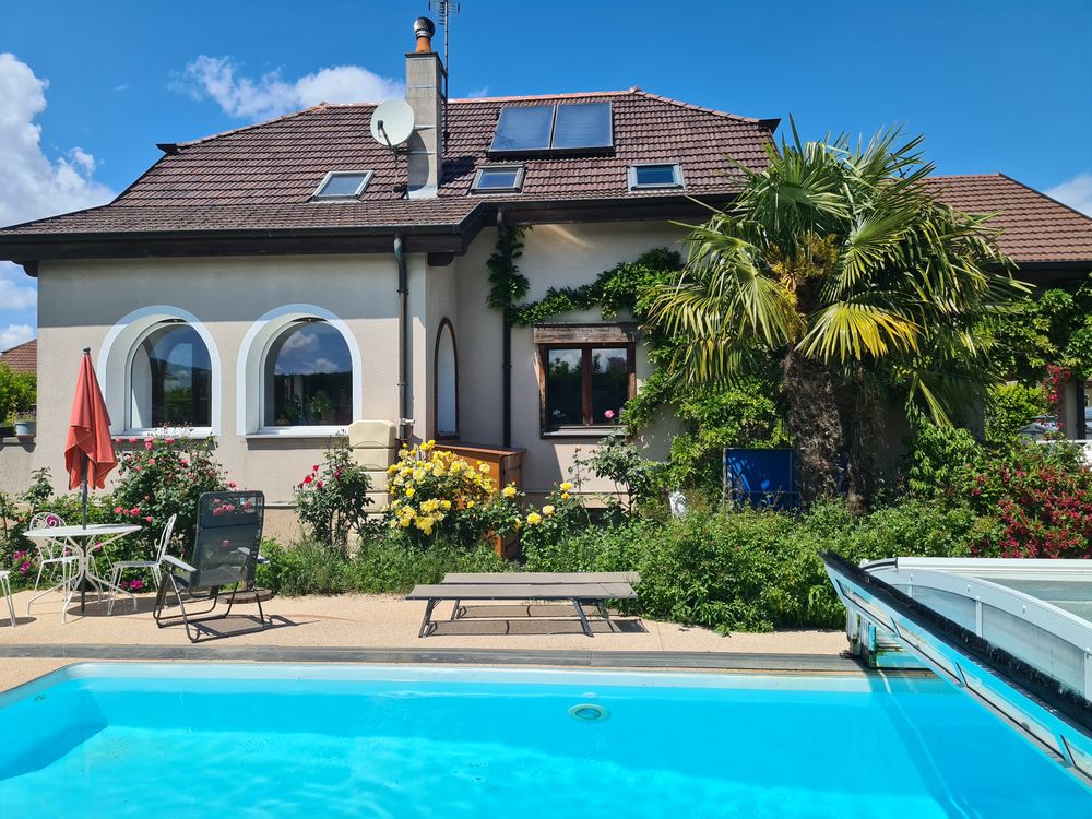 Duplex dans villa avec piscine