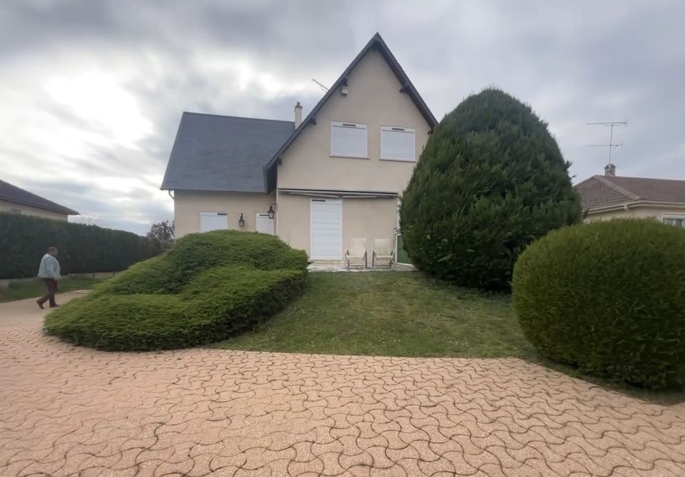 Maison deux niveaux avec sous-sol total et terrain 1700m2