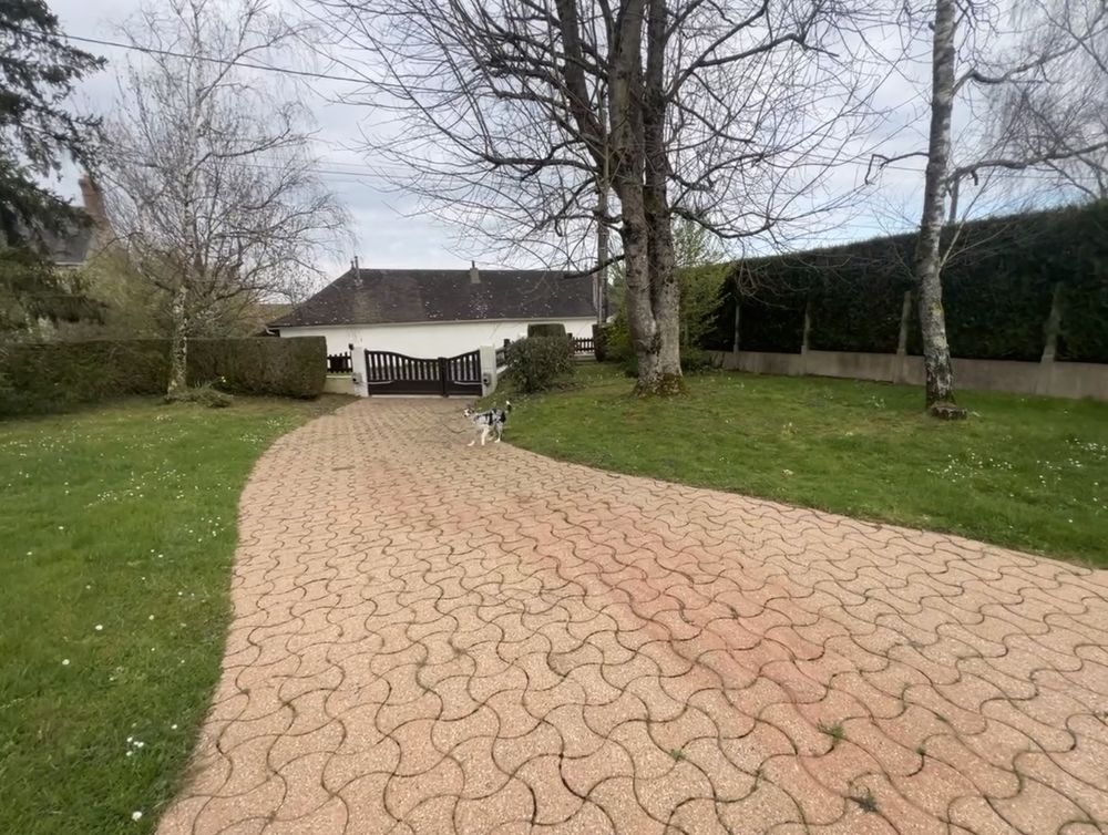 Maison deux niveaux avec sous-sol total et terrain 1700m2