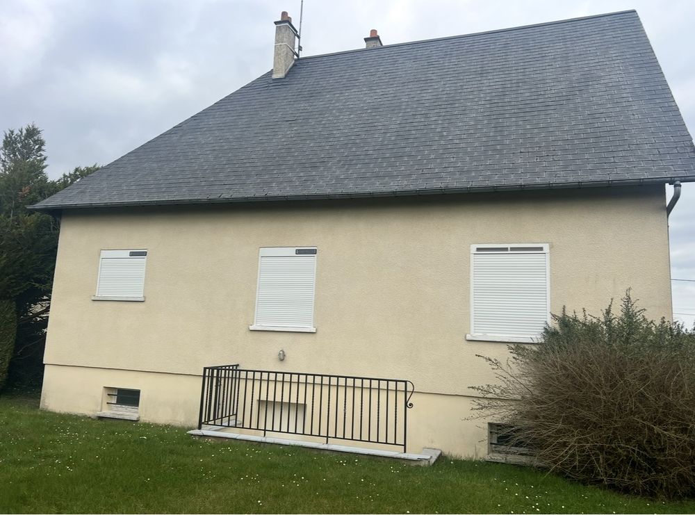Maison deux niveaux avec sous-sol total et terrain 1700m2