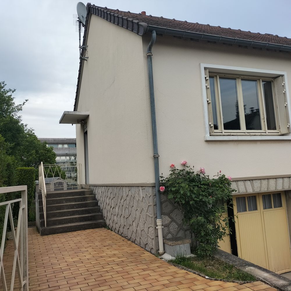 Solidité des années 60. Maison 5 pièces sur sous-sol