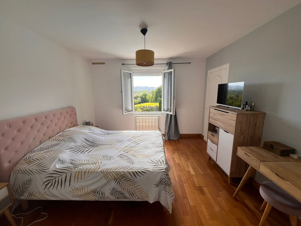 Maison familiale de caractère avec vue dégagée, piscine et studio indépendant €" 192 m² habitables sur 900 m² de terrain