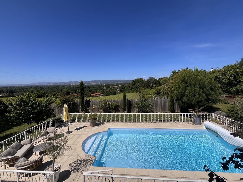 Maison familiale de caractère avec vue dégagée, piscine et studio indépendant €" 192 m² habitables sur 900 m² de terrain