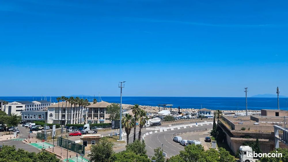 Près de 100 m2 sortie du Port de Bastia vue et lumière...
