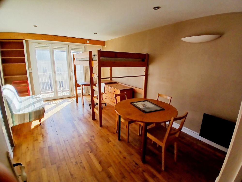 HAUTS-PAVES, Tram 3 à 50 m, joli T1bis meublé, 32 m2 balcon