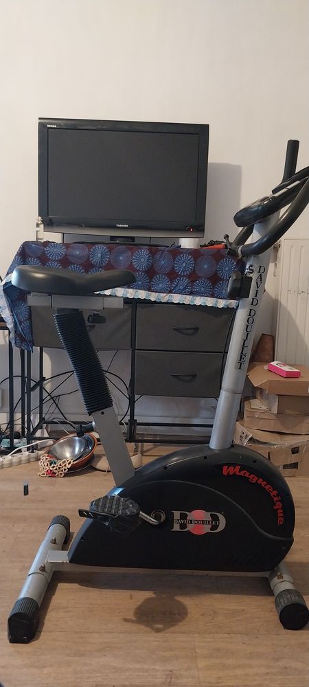 vélo d'appartement. Avec compteur. Tout fonctionne.