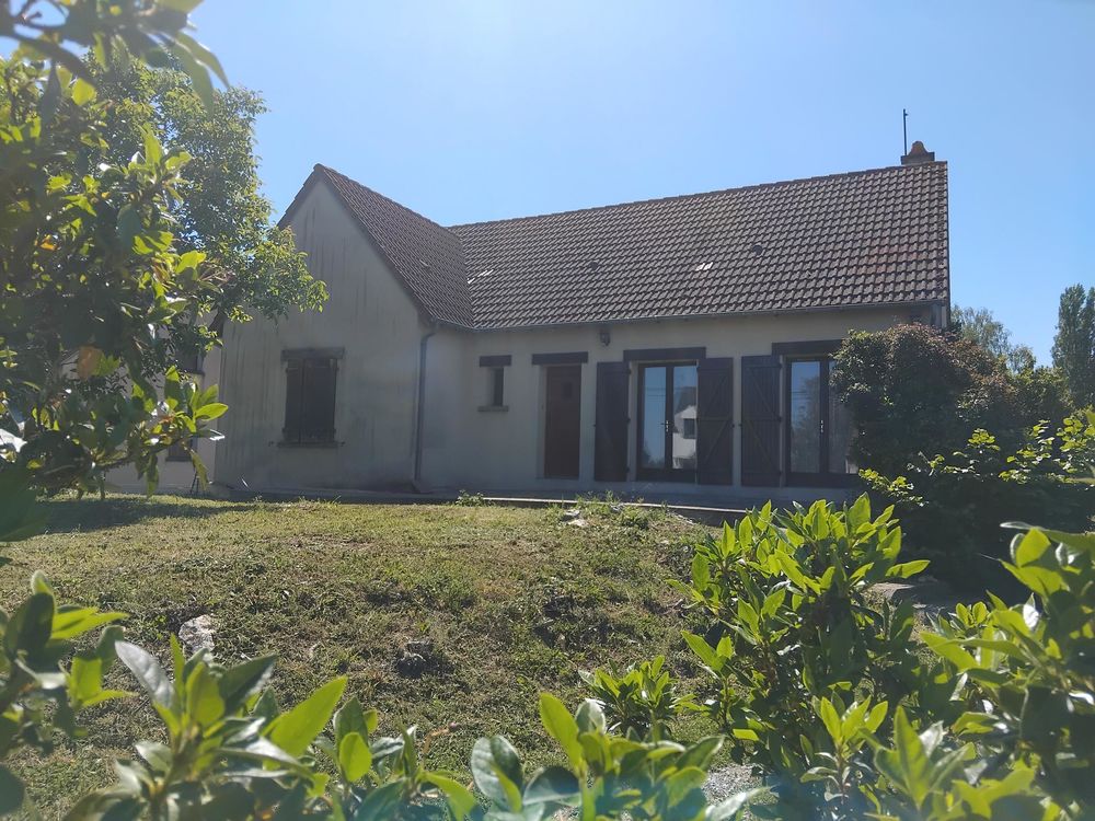 Maison avec sous sol complet + double garage + grand terrain