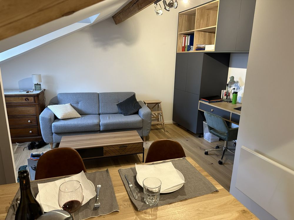 Studio 17 m² rénové, entièrement équipé, prêt à vivre.