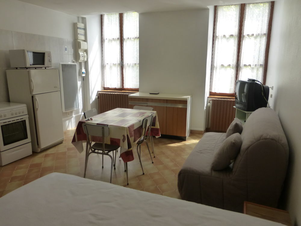 studio meublé de 25m lumineux deux fenêtres centre privas