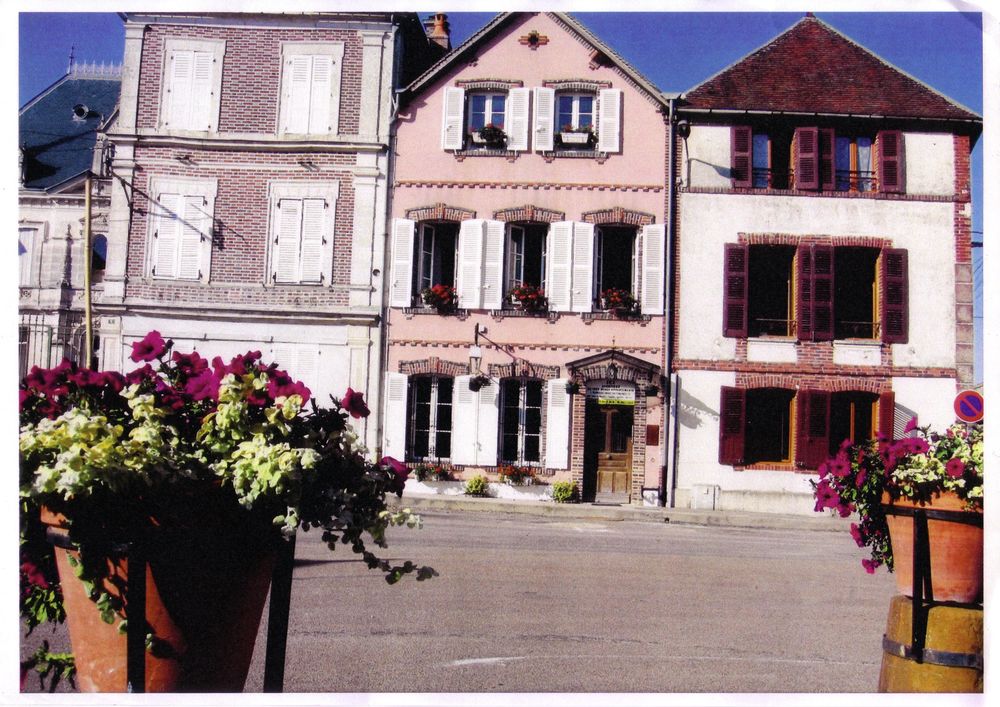 DUPLEX ATYPIQUE ( ARTISTIQUE ) dans petit Hôtel Particulier