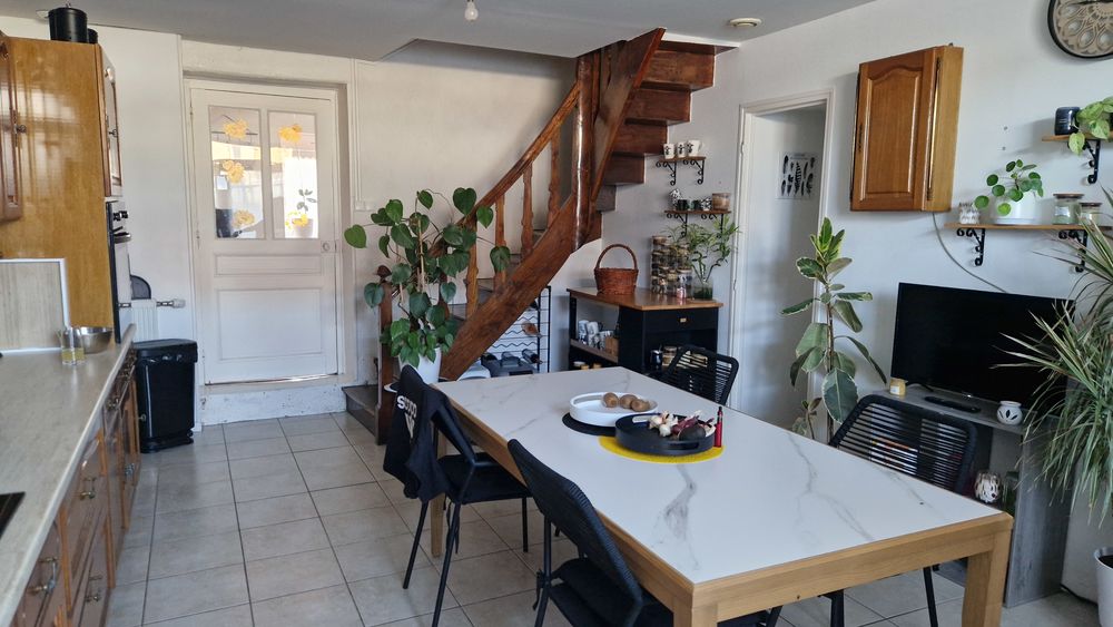 F6 dans maison mitoyenne au centre ville de chauffailles