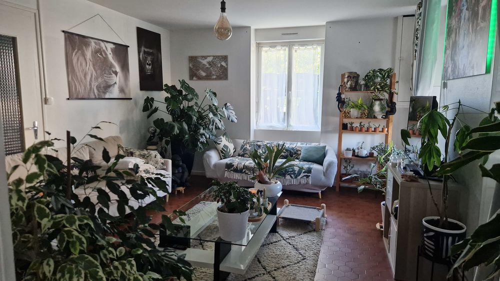 F6 dans maison mitoyenne au centre ville de chauffailles