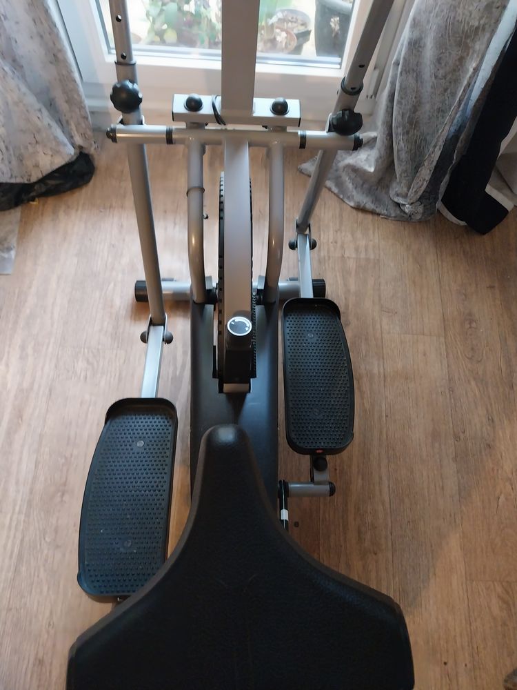 plusieurs meubles en très bon état. Électroménager.
