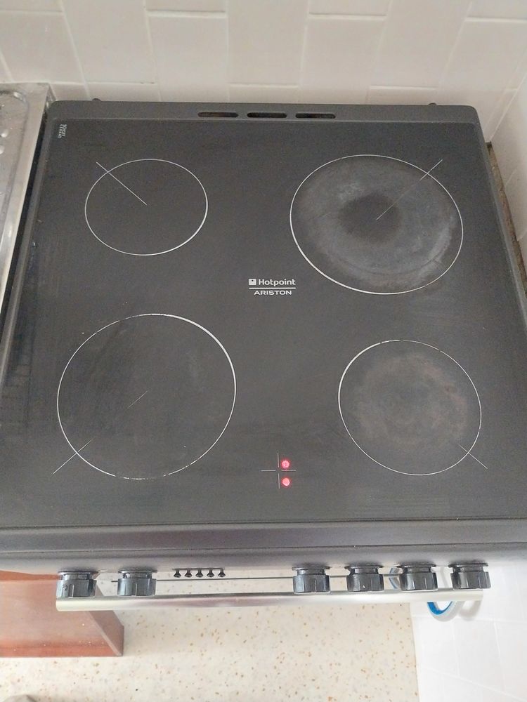 plusieurs meubles en très bon état. Électroménager.