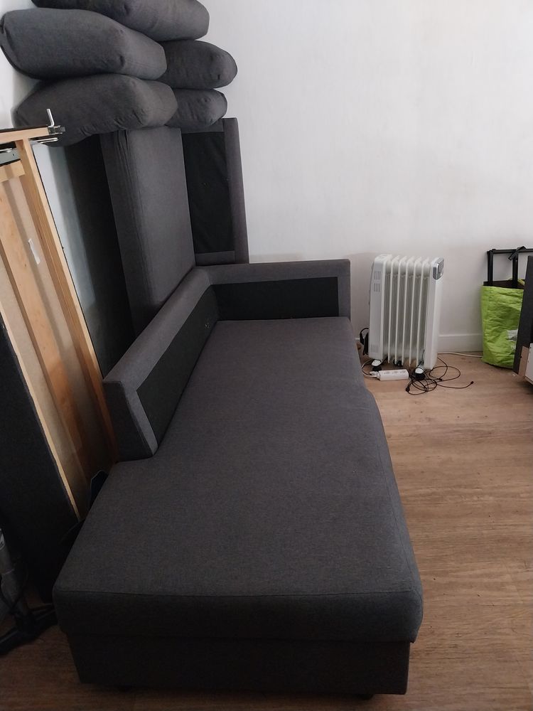 plusieurs meubles en très bon état. Électroménager.