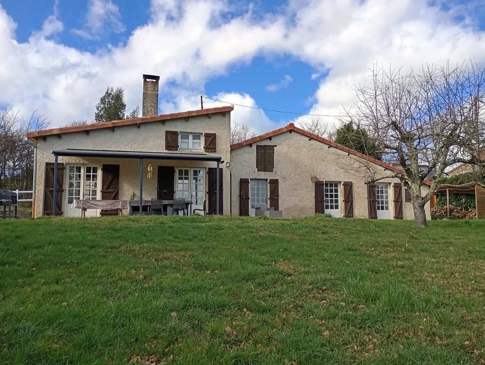 Maison toiture et fosse septique neuves