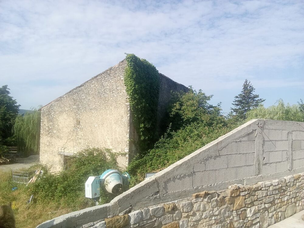 Grange en pierre rare a la avec terrain