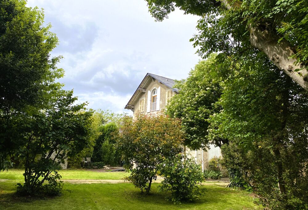 MAISON DE CARACTERE AVEC DEPENDANCE ET JARDIN