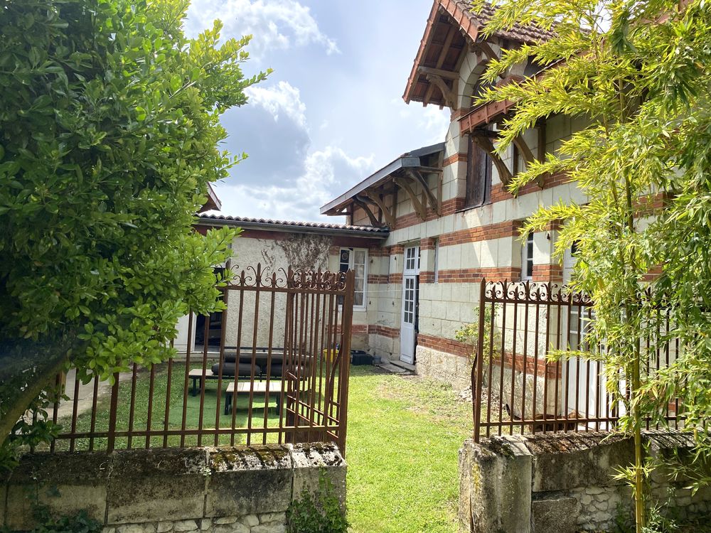 MAISON DE CARACTERE AVEC DEPENDANCE ET JARDIN