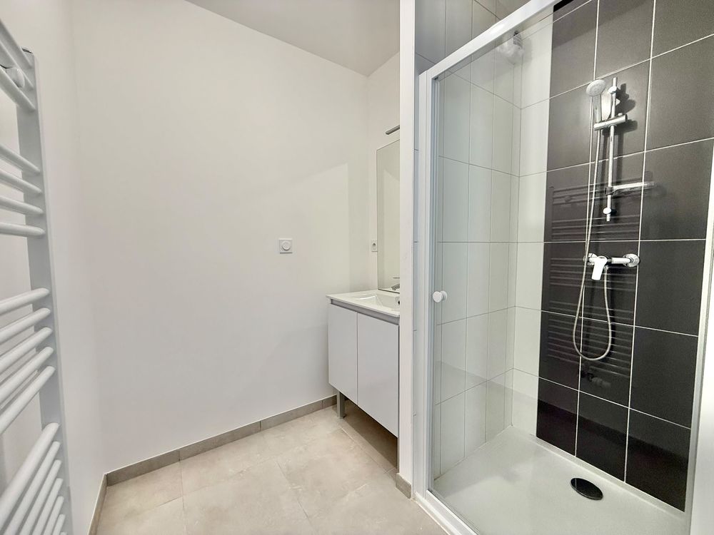 APPARTEMENT T3 AVEC BALCON, CAVE, 2 PARKINGS, LOCAL 2 ROUES