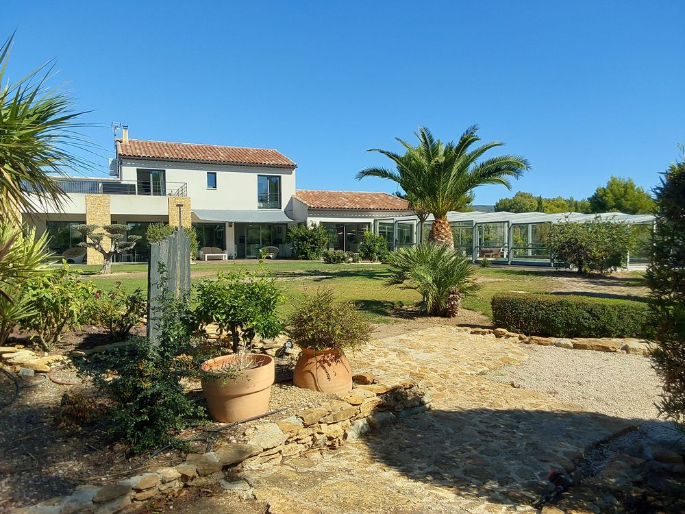 MAISON DE 230 M2 AVEC PISCINE COUVERTE PRES DE BANDOL