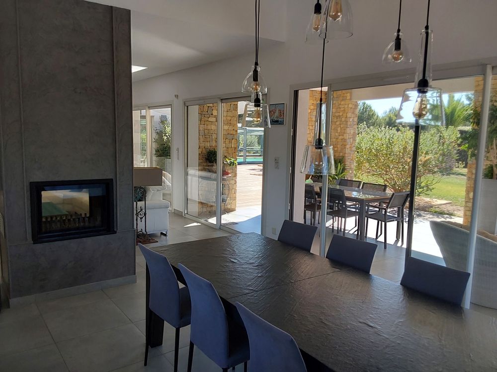 MAISON DE 230 M2 AVEC PISCINE COUVERTE PRES DE BANDOL