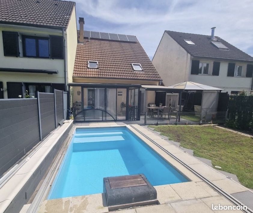 Ostwald €" Maison 111 m² (162 m² utiles) + Studio indépendant, panneaux solaires et Piscine chauffée