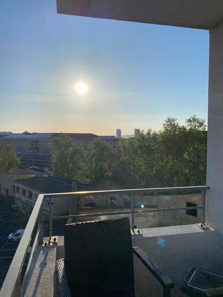 T3 lumineux avec balcon sans vis à vis au 4e étage sur 5e