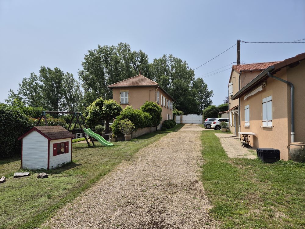 Propriété avec 2 maisons rénovées, 234m2, 11200m2 de terrain