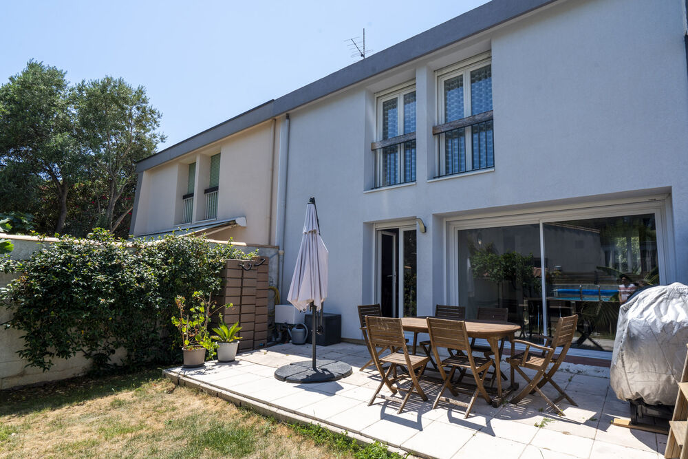 Maison lumineuse avec jardin arboré - 5 pièces - 4 chambres