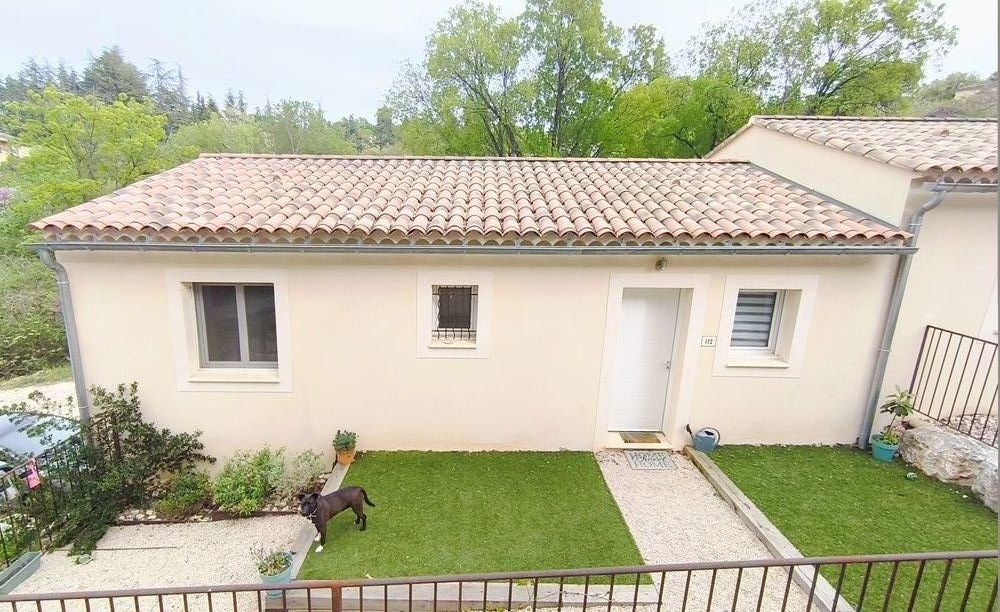 Maison récente 2 chambres avec extérieurs proche ville