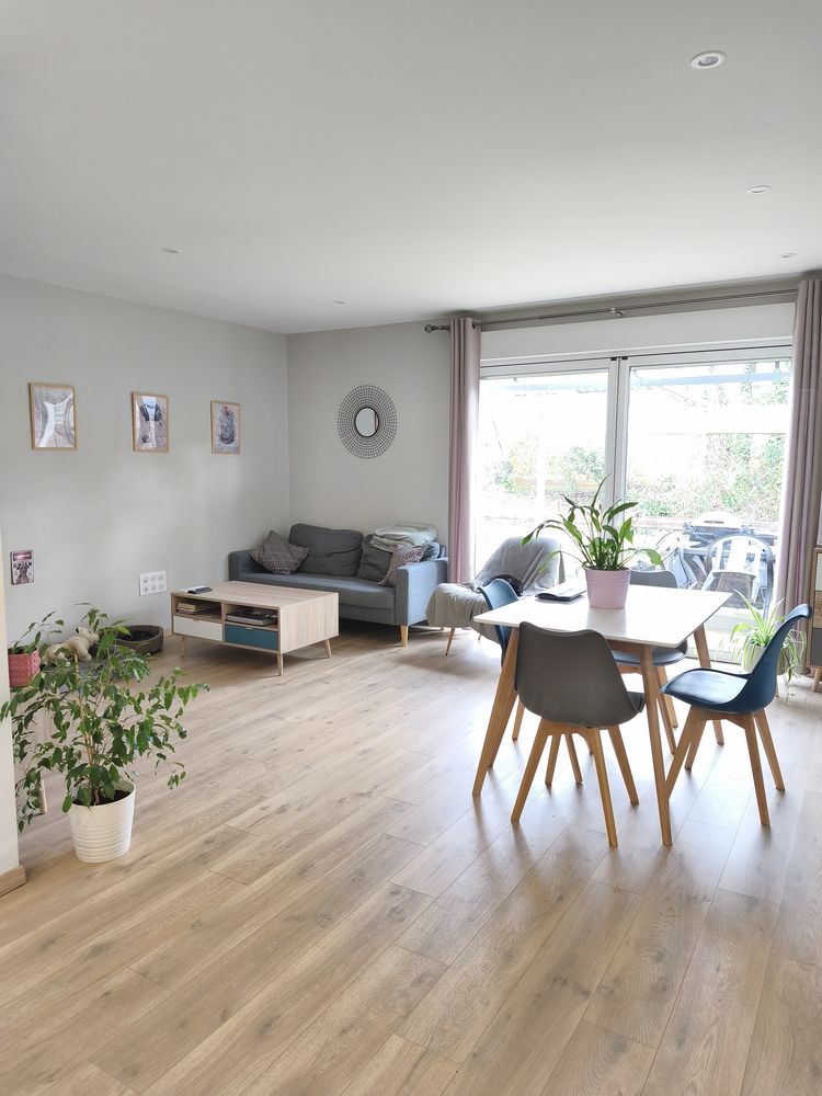 Maison récente 2 chambres avec extérieurs proche ville