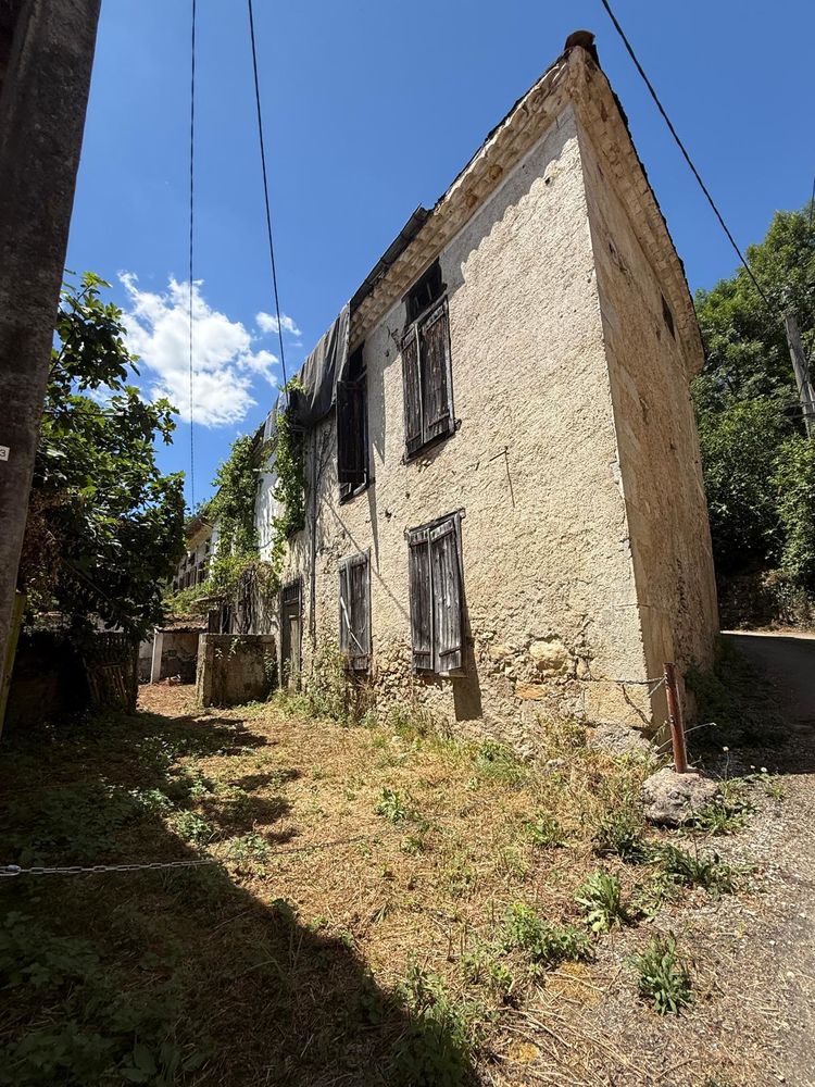 Maison en pierre à réhabiliter près d'une rivière