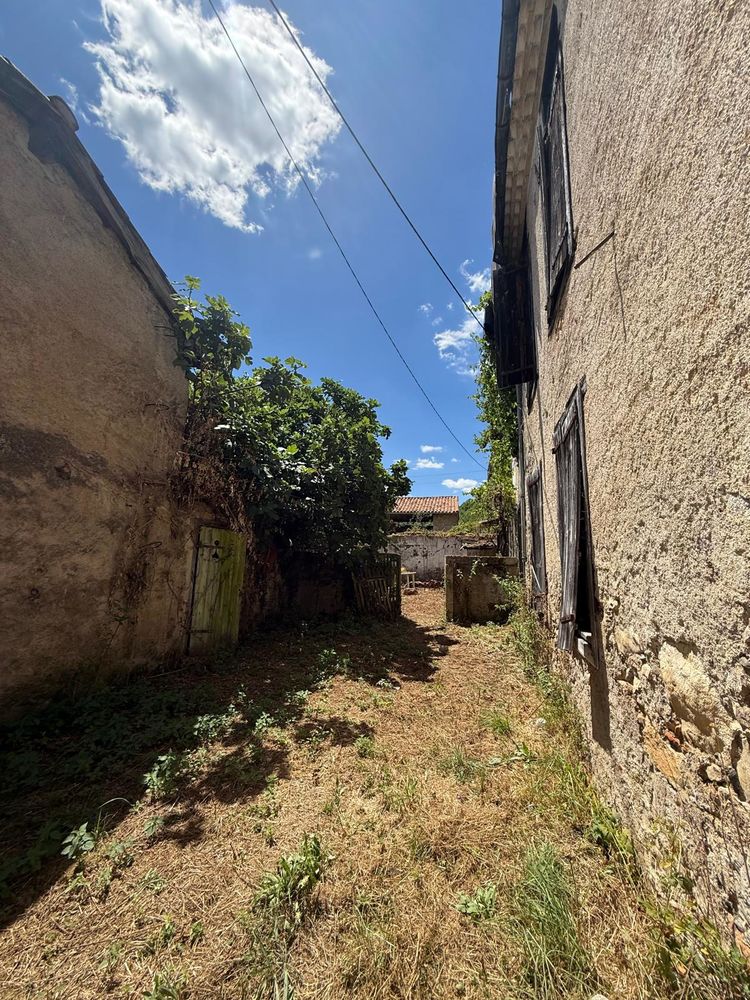 Maison en pierre à réhabiliter près d'une rivière