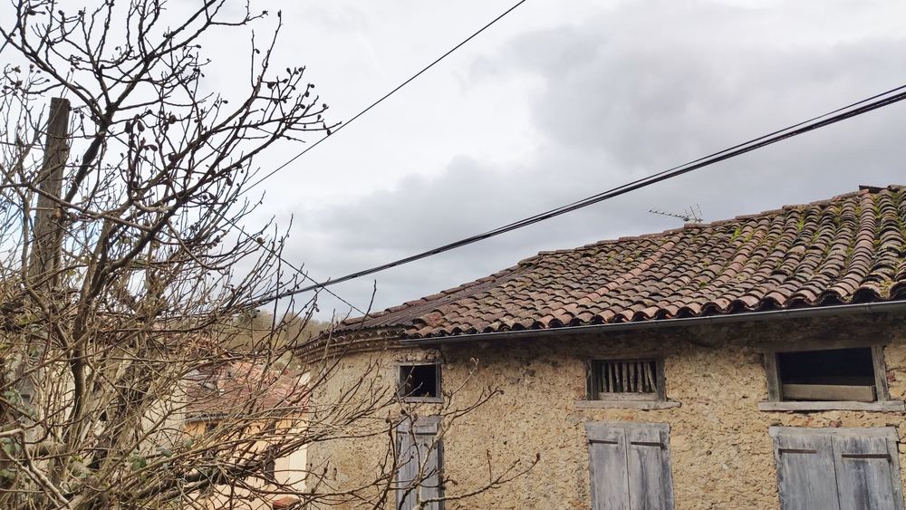 Maison en pierre à réhabiliter près d'une rivière