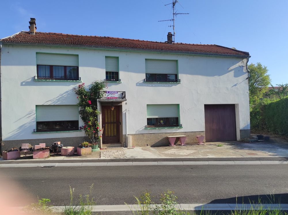 Avendre maison à rénover avec dépendances et terrain.