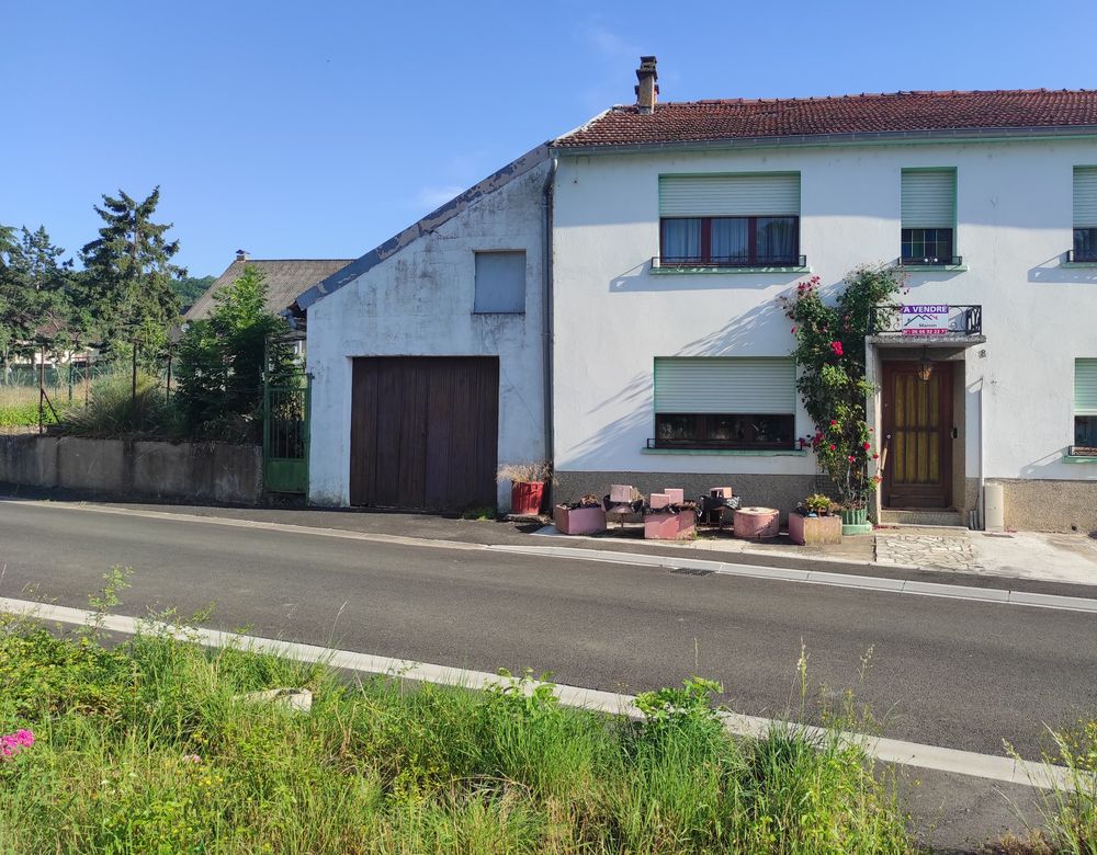 Avendre maison à rénover avec dépendances et terrain.