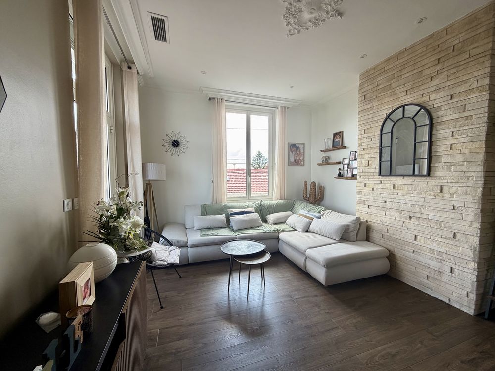 Appartement entièrement rénové de 97m2 en ville active Nimes