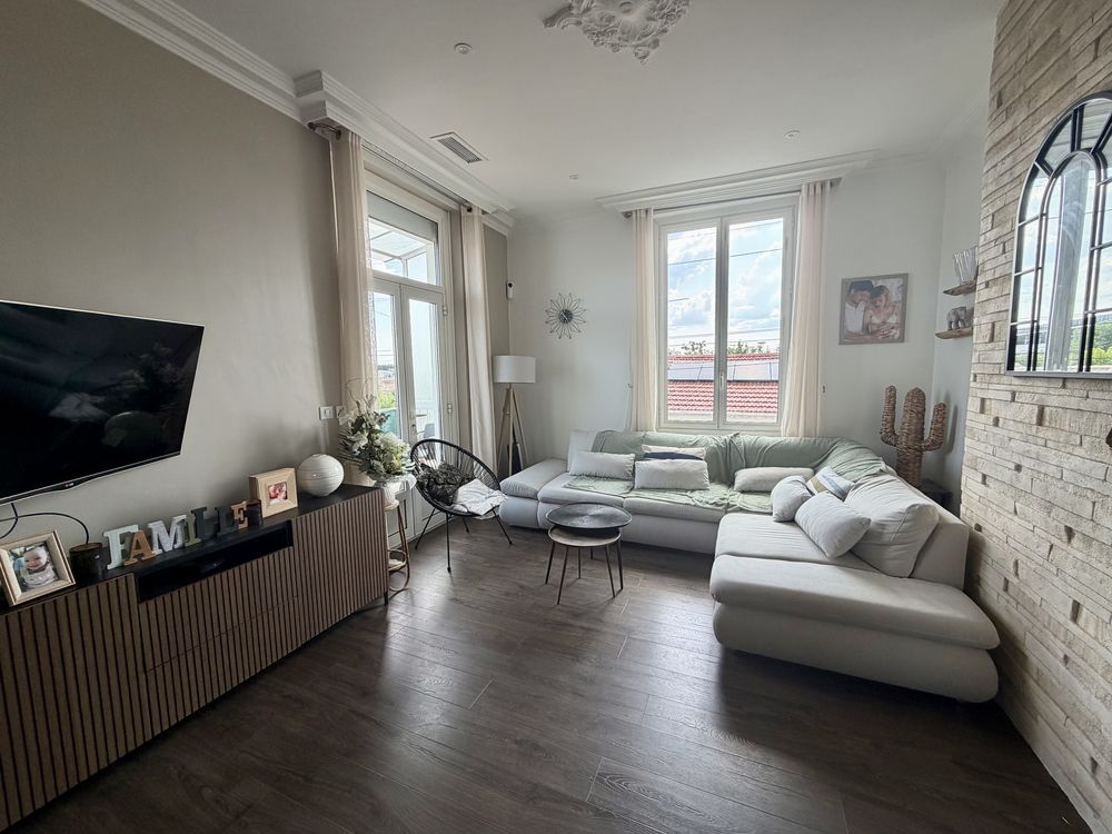 Appartement entièrement rénové de 97m2 en ville active Nimes