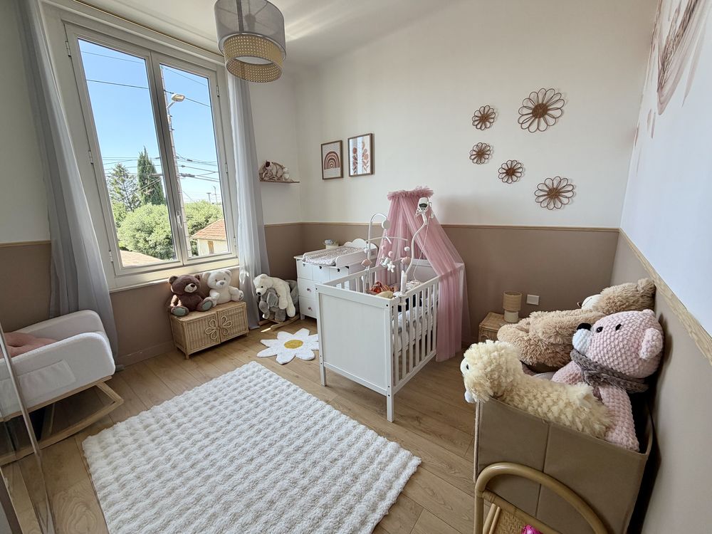 Appartement entièrement rénové de 97m2 en ville active Nimes