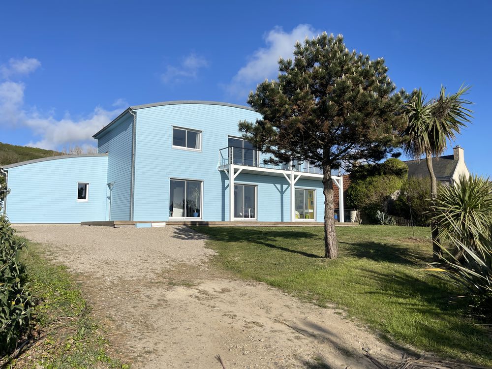 Maison d'architecte face aux îles anglo-normandes