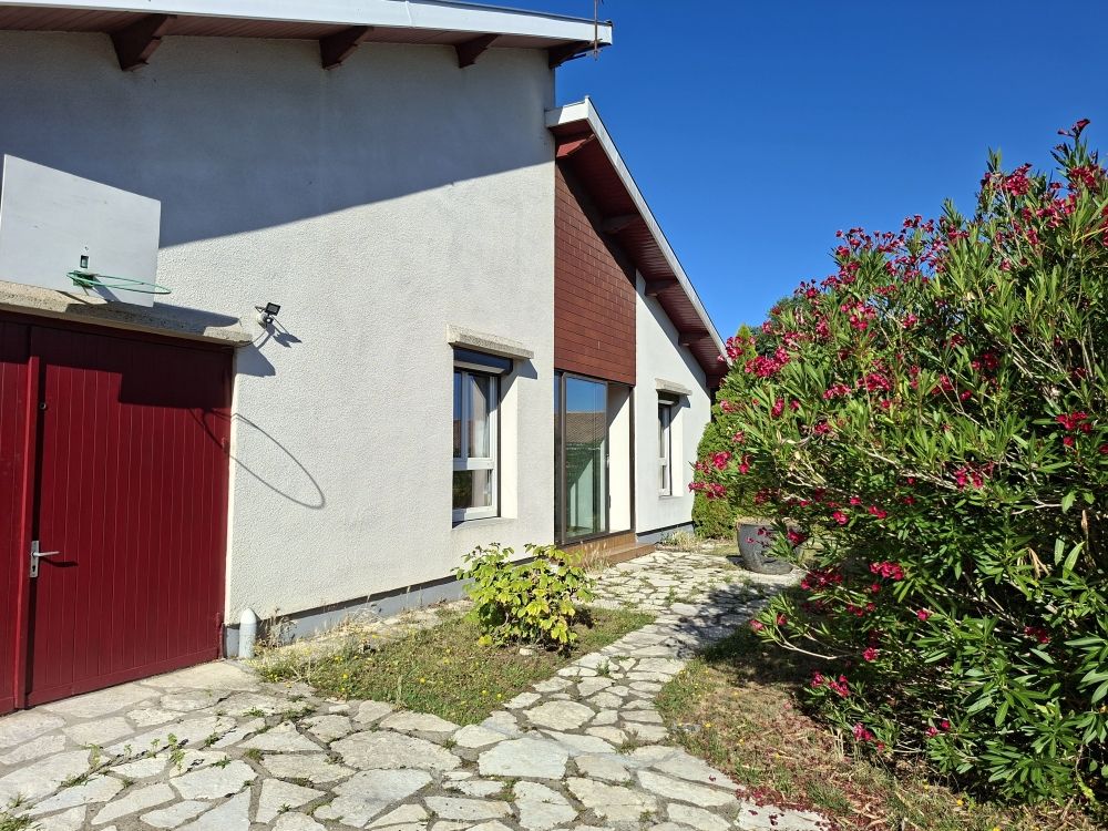 Maison Familiale Lumineuse dans le style Basque
