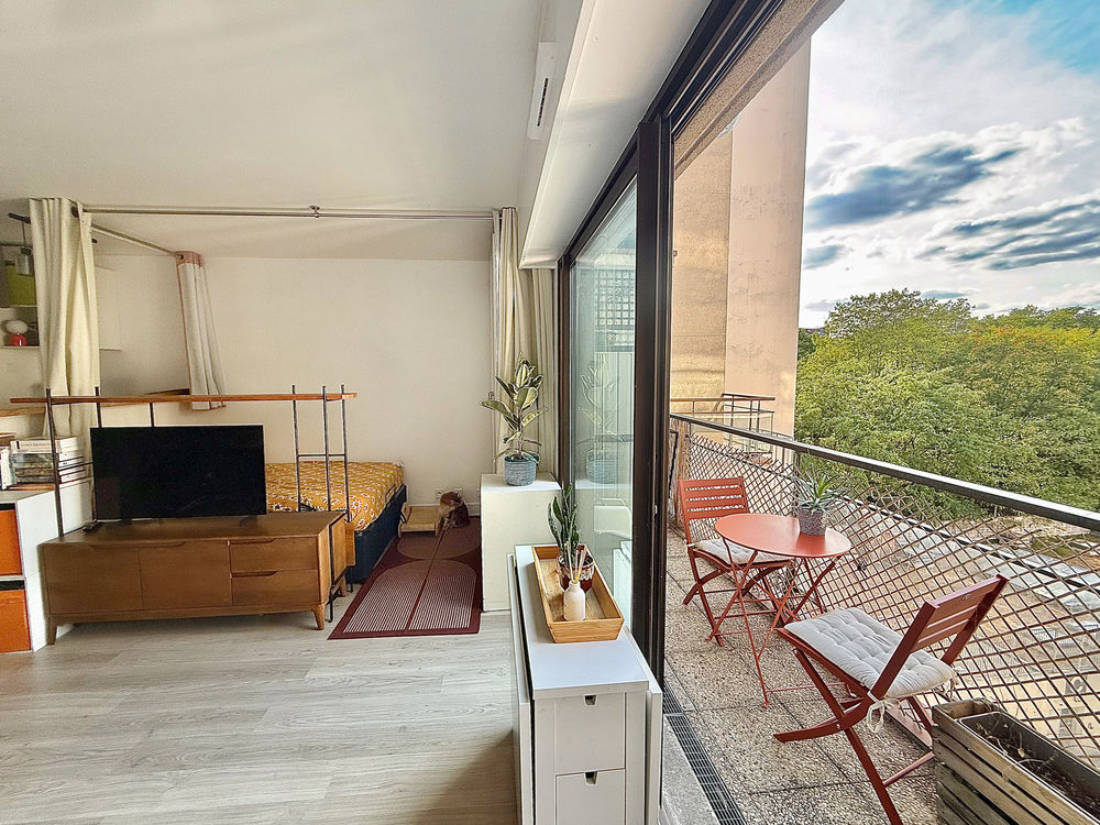 Grand Studio renove avec balcon Paris 20e