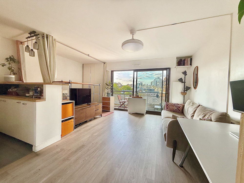 Grand Studio renove avec balcon Paris 20e